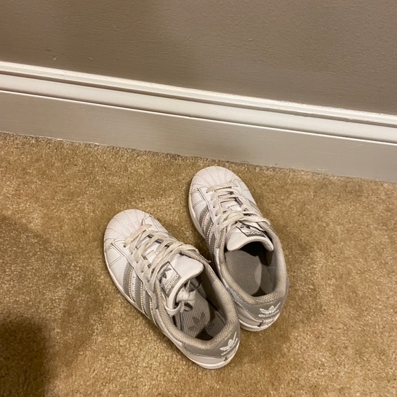 Toddler girl adidas shell toe size 12 - Picture 7 of 7